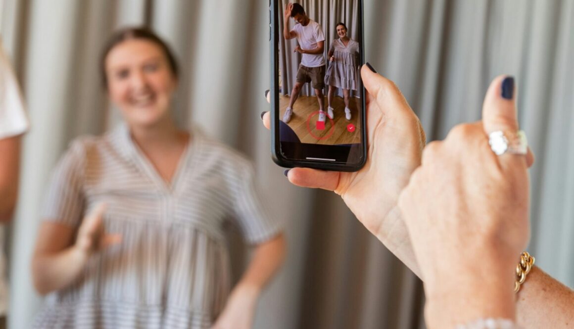 UGC-kreatör blir fotograferad.