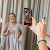UGC-kreatör blir fotograferad.